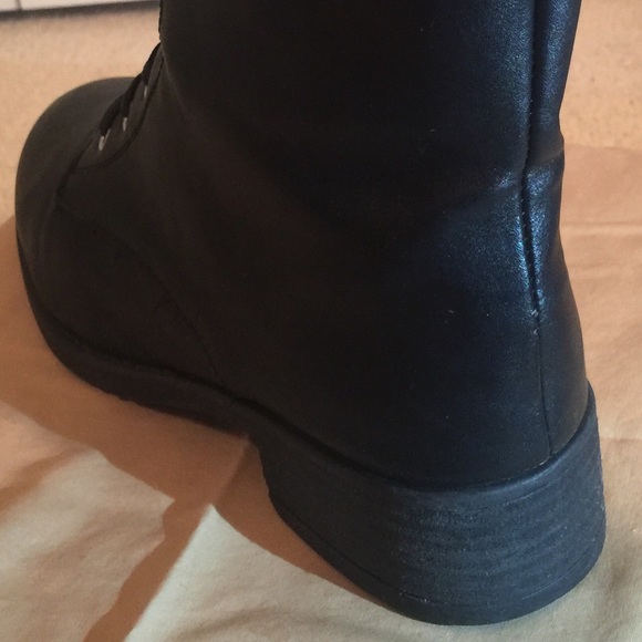 Black, comfortable, leather combat boots. - Picture 3 of 4